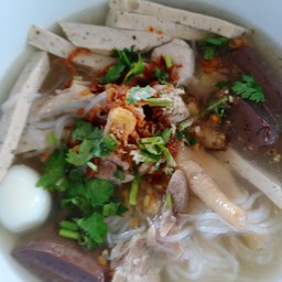 ก๋วยจั๊บญวนเพิ่มตีนไก่