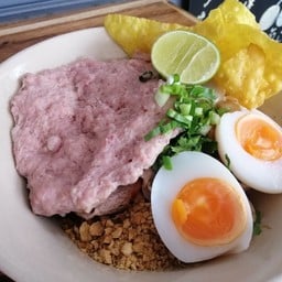 ก๋วยเตี๋ยวต้มยำหมูเด้งไข่ยางมะตูม