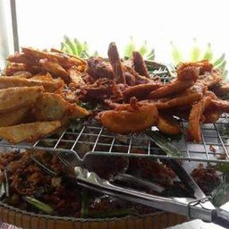 ร้านกล้วยทอดหน้าวัดบุญ