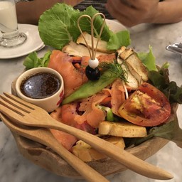สลัดแซลมอนรมควัน