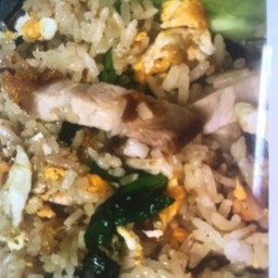 ข้าวผัดหมูกรอบ