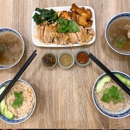 ไก่ร้านนี้อร่อยมากค่ะ เนื้อแน่นดีงาม