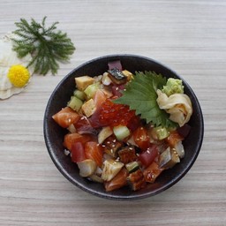 ข้าวหน้าปลาดิบรวมหั่นเต๋า