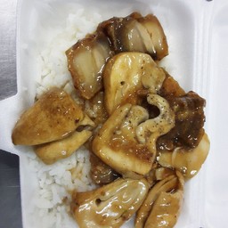 หมูกรอบน้ำมันหอยใส่เห็ดราดข้าว