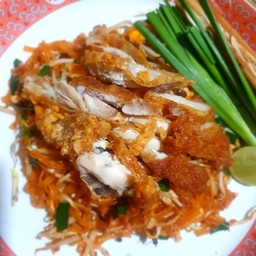 ผัดไทยไก่ทอด