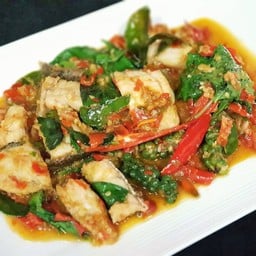 เนื้อปลากะพงผัดพริกเหลือง