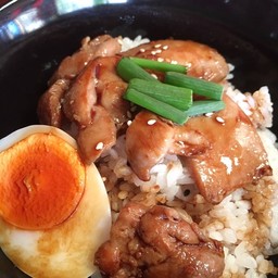 ข้าวหน้าไก่ราดซอสญี่ปุ่น