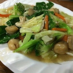 ผัดผักรวมมิตรStir-Fried Mixed Vegetarle