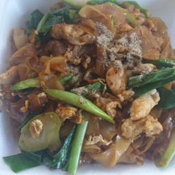 ผัดซีอิ้วไก่เส้นใหญ่