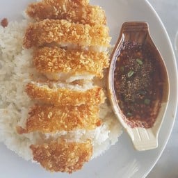 ข้าวหน้าปลาทอดชุบเกร็ดขนมปังน้ำจิ้มแจ่ว