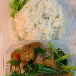 คะน้าหมูกรอบราดข้าว