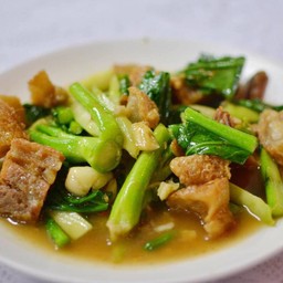 คะน้าหมูกรอบ