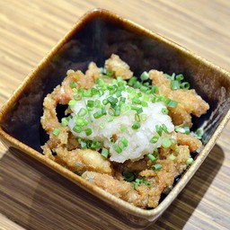 หนังไก่ทอดราดซอสมิโซะ