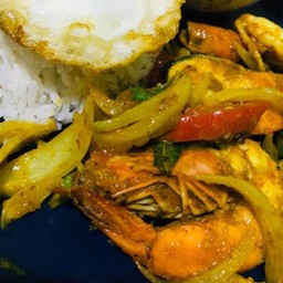 ข้าว ราดผัดเครื่องแกงกุ้ง