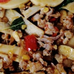 กระเพราใส่หน่อไม้ราดข้าว