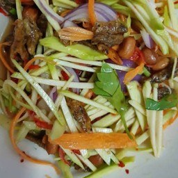 ยำมะม่วงปลากรอบ