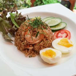 Fried rice with chili paste and shrimp ข้าวผัดพริกนรกกุ้ง
