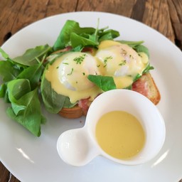 Toast egg benedict