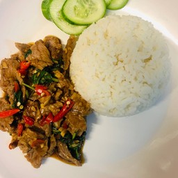 กระเพราเนื้อราดข้าว