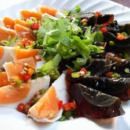 ยำไข่เค็ม+ไข่เยี่ยวม้า