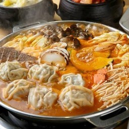 เกี๊ยวซ่ารวมกิมจิหม้อไฟ(มันดูจอนโกล)