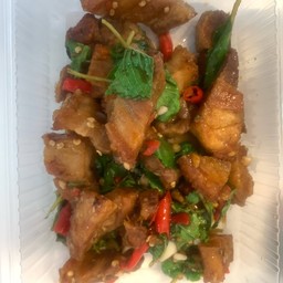 กระเพราหมูกรอบราดข้าว