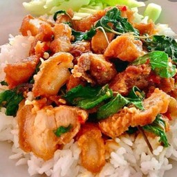 ข้าวผัดกระเพราหมูกรอบ