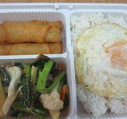 ข้าว+ผัดผักรวม+ปอเปี๊ยะ+ไข่ดาว rice+saute mixed vegettables+spring rolls+fried egg