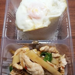 ข้าวราดผัดหน่อไม้ไก่+ไข่ดาว rice+saute bamboo shoot with chicken