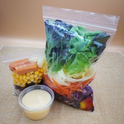 น้องจ๋อม สลัดผักผลไม้