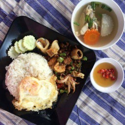 ข้าวขาหมู/หมูทอด(ปากซอยสุนทร4)
