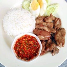 ข้าวหมูทอดไข่ต้มน้ำจิ้มแจ่ว