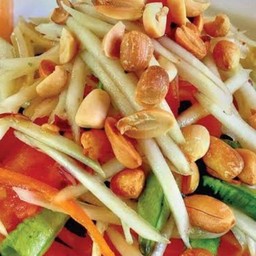 ส้มตำ มังสวิรัติรสแซ่บ พร้อมผักแกล้ม