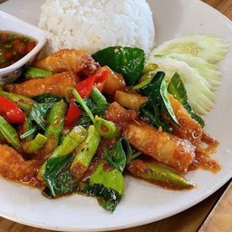 ข้าวผัดพริกแกงหมูชิ้น