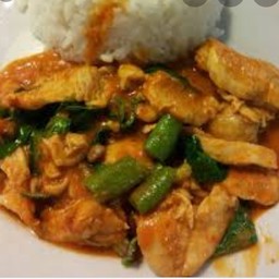 ข้าวผัดพริกแกงไก่