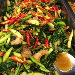 ผัดคะน้าหมูทอด