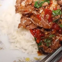 ข้าวผัดกระเพราเนื้อย่าง