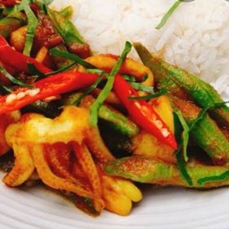 ข้าวผัดพริกแกงปลาหมึก