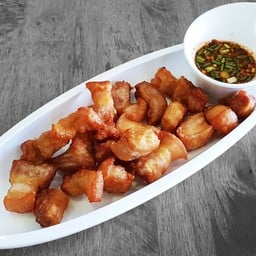 สามชั้นทอดน้ำปลา