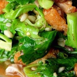 ผัดแขนงหมูกรอบ