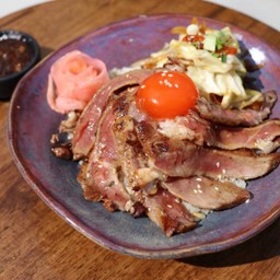 ข้าวผัดกระเทียมเนื้อริบอาย ไข่ดอง
