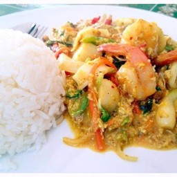 กุ้งผัดผงกะหรี่ราดข้าว