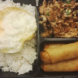 ข้าวหมููกระเทียม+ปอเปี๊ยะ+ไข่ดาว rice+pork garlic+spring rolls+fried egg