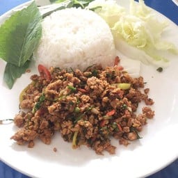 ข้าวราดผัดเผ็ดกระดูกอ่อน