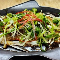 ปลากระพงนึ่งซีอิ้ว Steam seabass fish with soy sauce (Whole fish)