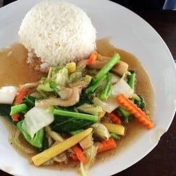 ผัดผักรวม ราดข้าว