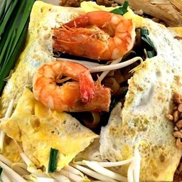 ผัดไทยเส้นจันกุ้งสดห่อไข่