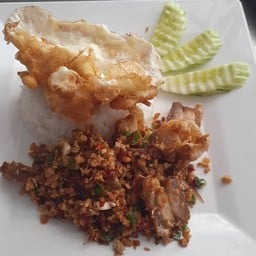 ข้าวราดผัดพริกเกลือ