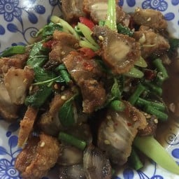 ผัดคะน้าหมูกรอบ (กับข้าว)