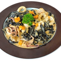 สปาเก็ตตี้เส้นดำซอสหมึกผัดไข่เค็ม